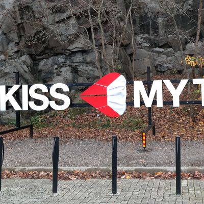 Reklamskylten Kiss My Turku i Åbo har försetts med ett stort, vitt munskydd.