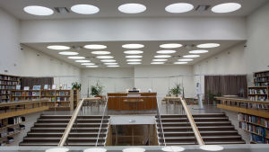En vision av Stanley Kubrick? Biblioteket i Viborg är en av de byggnader Virpi Suutari lyfter fram. Interiör från biblioteket i Viborg - ritat av Alvar Aalto.