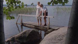 Livet likt en tavla. Alvar Aalto med sin andra hustru Elissa - även hon arkitekt. Alvar och Elissa Aalto stående på en bro.
