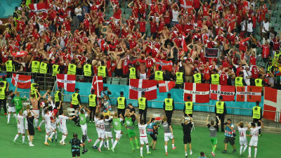Danska spelare tackar supportar.