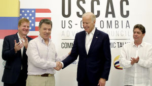 Joe Biden har lång och gedigen erfarenhet av Latinamerika både som senator och vicepresident. Här undertecknar han ett samarbetsavtal med Colombia år 2016. Joe Biden har lång och gedigen erfarenhet av Latinamerika både som senator och vicepresident. Här undertecknar han ett samarbetsavtal med Colombia år 2016.