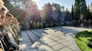 Efter en kort ceremoni inomhus samlas publiken ute för att salutera de stupade. En ceremoni på det ukrainska försvarsministeriet för att minnas de som dödats i kriget i landet de senaste fem åren.