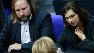 Anton Hofreiter och Katrin Goering-Eckardt från det gröna partiet diskuterar med kristdemokraternas Angela Merkel. Anton Hofreiter och Katrin Goering-Eckardt från det tyska gröna partiet.