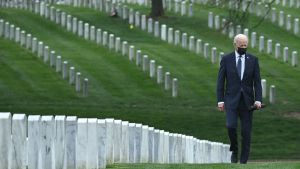 Joe Biden mindes sin son Beau Biden då han besökte Arlington Cemetery. Beau Biden var aktiv inom militären och som dog av en hjärntumör 2015. Biden på Arlington Cemetery.