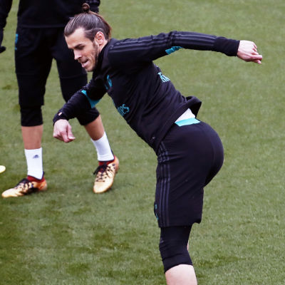 Gareth Bale tänjer under ett träningspass.