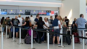 Resenärer på Stansted flygplats. Kring 150 000 strandade brittiska turister måste tas hem från resmål i Europa, Asien, Afrika och Karibien. Människor står och köar vid en incheckningsdisk vid flygplatsen Stansted i Storbritannien.
