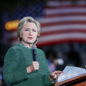 Demokraternas presidentkandidat Hillary Clinton och hennes medarbetare anklagar Comey för lagbrott och dubbelmoral Demokraternas presidentkandidat Hillary Clinton och hennes medarbetare anklagar Comey för lagbrott och dubbelmoral