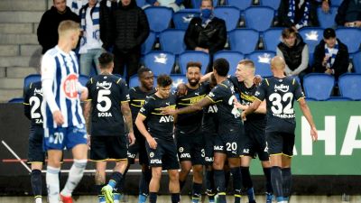 Santeri Hostikka ser på när Fenerbache firar mål.