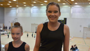 Freja Eklund och Olivia Mickelsson från ÅKG Palästra. Finlandssvenska gymnastikförbundets tävlingar.