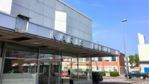 Fokushuset ska rivas. En sliten vit marmorbyggnad. Texten Karis Karjaa på väggen. Det är Karis busstation i Fokushuset.