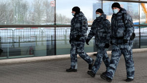 Polis och militär är på plats vid flygplatsen i Moskva i väntan på Navalnyj. Militär utanför Vukovo flygplats i Moskva.