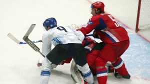 Mikko Koivu sköt Finland till final. Mikko Koivu kämpar om pucken mot den ryska målvakten och en back