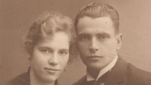 Lenny och Paul Holmström på Granvik Södergård cirka 1936. Lenny och Paul Holmström på Granvik Södergård cirka 1936.