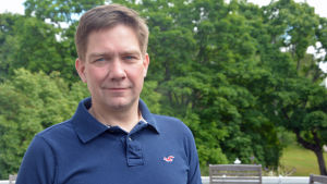 Thomas Blomqvist representerar Svenska Folkpartiet i riksdagens försvarsutskott. Thomas Blomqvist hemma i Raseborg.