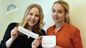 Alla Hankenstuderande i Vasa erbjöds möjligheten att bidra med frågor till Centern. De fem bästa frågorna valdes sedan ut av en arbetsgrupp, där bland annat Jessica Kock (t.h.) och Alina Söderman gallrade bland de inlämnade frågorna. Svenska Handelshögskolans Studentkår i Vasa, Jessica Kock (t.v.) och Alina Söderman.