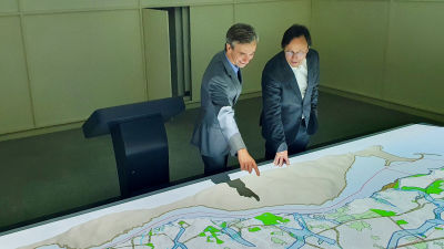Portos viceborgmästare och kommunalråd tittar på en karta av staden Porto.
