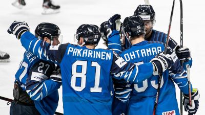 Finland firar mål.