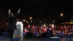 Emmanuel MAcron talar till sina anhängare vid Louvren efter valsegern.