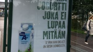 Valio lupaa luonnollista. Valion A+ luonnonjogurtti, mainos bussipysäkin katoksessa
