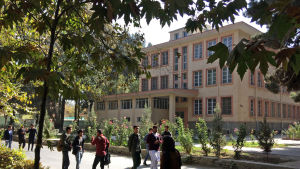 Universitetet i Kabul. De universitetsutbildade kan vara landets räddning - om de stannar kvar. Universitetet i Kabul. De universitetsutbildade kan vara landets räddning - om de stannar kvar.