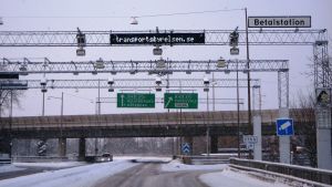 I Sverige är infrastrukturen mera sofistikerad än i Finland med bland annat vägtullar och mitträcken längs med landsvägarna för att förhindra trängsel och frontalkrockar. I Sverige har man lyckats minska på trafikmängderna tack vare trängselavgifter.
