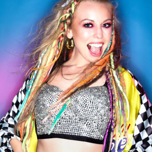 Trummisen Vicky O'Neon är hemma från Ekenäs. Trummisen Vicku O'Neon i bandet Kings Daughters poserar.