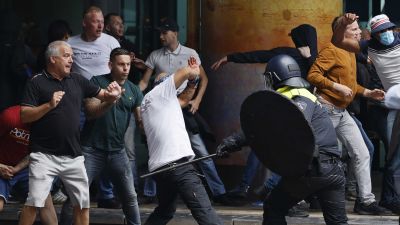 Kravallpolis och demonstranter drabbade samman i Haag, i samband med protester mot coronarestriktionerna.