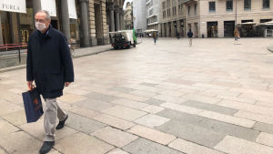 Milanon keskustan kävelykadulla, Corso Vittorio Emanuelella oli maanantaina autiota.
