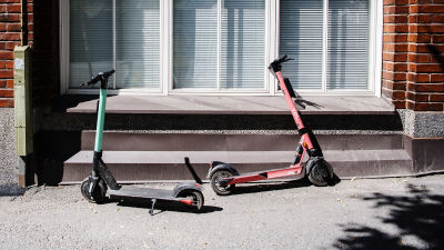 Elsparkcyklar på gatan.