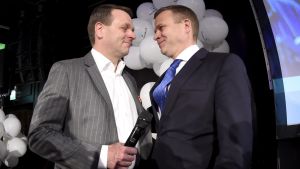 Jan Vapaavuori och Petteri Orpo skakar hand på Samlingspartiets valvaka. Röstkungen Jan Vapaavuori och partiordförande Petteri Orpo skakar hand på Samlingspartiets valvaka.