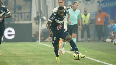 Samuel Kalu med bollen.