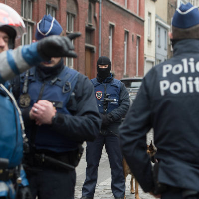 Säkerhetsstyrkor genomför en antiterroroperation i Molenbeek i Bryssel den 18 mars 2016.