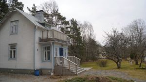 Hangöby med sina gamla trähus och fruktträdgårdar är ett eftertraktat område bland barnfamiljer Träshus i lummig grönska