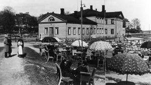 Ulrikasborgs badhus ritades av Carl Ludvig Engel år 1836. Ulrikasborgs badhus i Brunnsparken, fotot taget av W W Wilkman.
