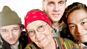 Räp-mummo Eila Nevanranta (pojat ympärilllä Miikka, Arttu ja Cliff eivät ole mukana itse ohjelmassa)