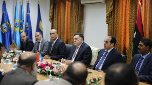 Den tilltänkte premiärministern Fayel al-Sarraj ( i mitten) har anlänt till en flottbas i Tripoli med sin nya nationella enhetsregering som stöds av FN och omvärlden Den tilltänkte premiärministern Fayel al-Sarraj ( i mitten) har anlänt till en flottbas i Tripoli med sina nya nationella enhetsregering som stöds av FN och omvärlden