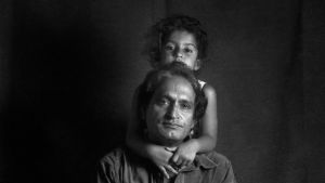 Raghu Rai ja hänen tyttärensä Avani Rai. Kuva dokumenttielokuvasta Raghu Rai, valokuvan mestari Intiasta (2017).