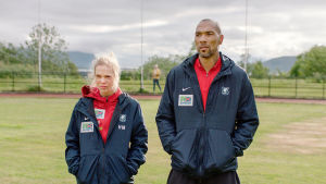 Ane Dahl Torp gör rollen som Helena Mikkelsen, och tidigare fotbollsproffset John Carew gör rollen som hjälptränaren Michael Ellingsen i NRK:s tv-serie om fotbollslaget Varg IL. Helena och Michael står på träningsplanen med händerna i fickorna.