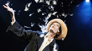 En hälsning från gagelhönorna. På bilden Sue Lemström. Foto från Sommarboken på Lilla Teatern.