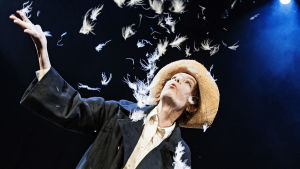 Sue Lemström som startade som dj men senare blev skådespelare. Här i sin nuvarande roll på Lilla Teatern. Sue Lemström i sin roll i Sommarboken på Lilla Teatern.