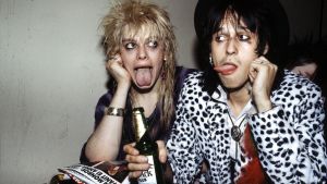Andy och Mike i London 1984 Michael Monroe oh Andy McCoy från Hanoi Rocks i London 1984, båda grimaserar med tungan ute
