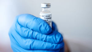 Presidenten tar vaccin så fort det blir hans tur. Tyska BioNTech gav ut en bild på en ampull med det nu aktuella vaccinet den 11 november.