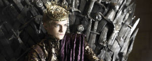 Joffrey Baratheon (Jack Gleeson) rautavaltaistuimella.
