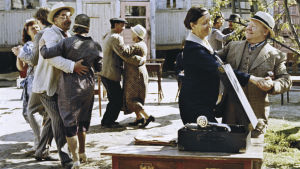 Aika hyvät ihmiset pistävät jalalla koreasti. Pihatanssit elokuvassa Aika hyvä ihmiseksi (1977).