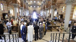 Både muslimer och kristna deltog i gudstjänsten i Santa Maria Caravaggio kyrkan i Milano i söndags för att hedra den mördade prästen. Både muslimer och kristna deltog i gudstjänsten i Santa Maria Caravaggio kyrkan i Milano i söndags för att hedra den mördade prästen.