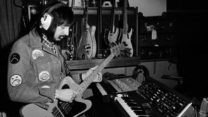 Rockin klassikkolevyt: The Who/Tommy. John Entwistle 1972. Rockin klassikkolevyt: The Who/Tommy. John Entwistle of The Who playing one of his 'Fenderbird' custom bass guitars in front of a Minimoog synthesiser in his home recording studio in 1972 in England.