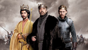 Kuninkaat Rikhard II (Ben Whishaw), Henrik IV (Jeremy Irons) ja Henrik V (Tom Hiddleston)