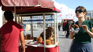 Ayla simit-rinkelikärryn luona Istiklal-aukiolla Istanbulissa.