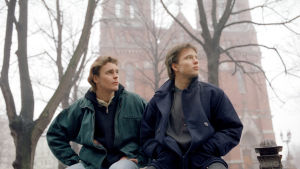 Teemu Luotola (Ville Keskilä) ja Janne Mäkimaa (Misa Nirhamo) istuvat Helsingin Johanneksenkirkon edessä.