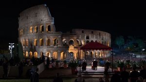 Via Crucis startade vid Colosseum i Rom under ett massivt säkerhetspådrag. Via Crucis startade vid Colosseum i Rom.
